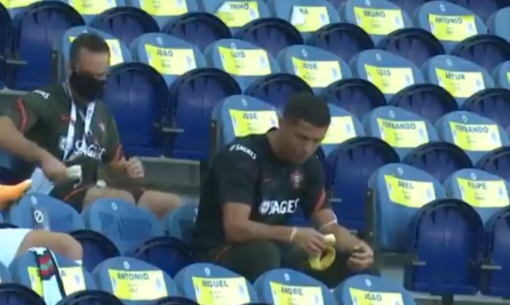 Ronaldo deixa cair banana no Estádio do Dragão (Esporte Interativo)