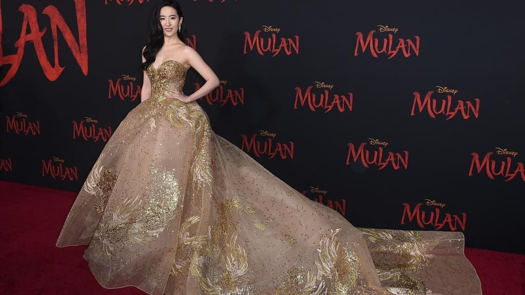 Yifei Liu, atriz que interpreta Mulan, na estreia do filme em Los Angeles