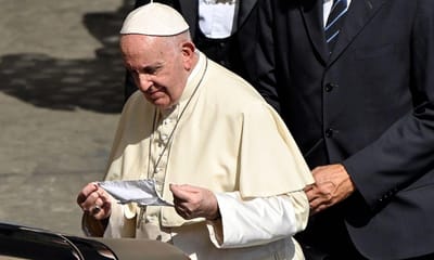 Papa Francisco: mulheres já podem dar comunhão, ajudar no altar e ler a palavra de Deus - TVI