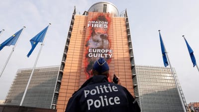 Greenpeace afixa cartaz na sede da Comissão Europeia: “Incêndios na Amazónia, Europa culpada” - TVI