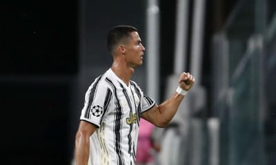 Ronaldo bisa (um deles um golaço) e salva a Juventus em Roma - TVI