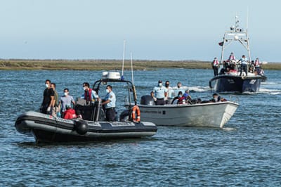 Covid-19: há dois infetados entre os migrantes que desembarcaram no Algarve - TVI