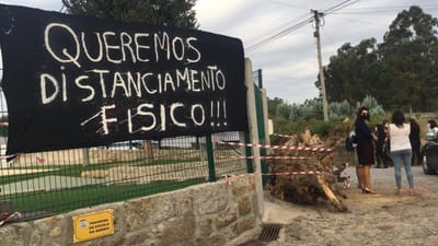 Pais bloqueiam entrada de escola primária em Barcelos com troncos - TVI