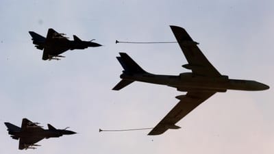 China envia 18 aviões de guerra para perto de Taiwan durante visita dos EUA - TVI