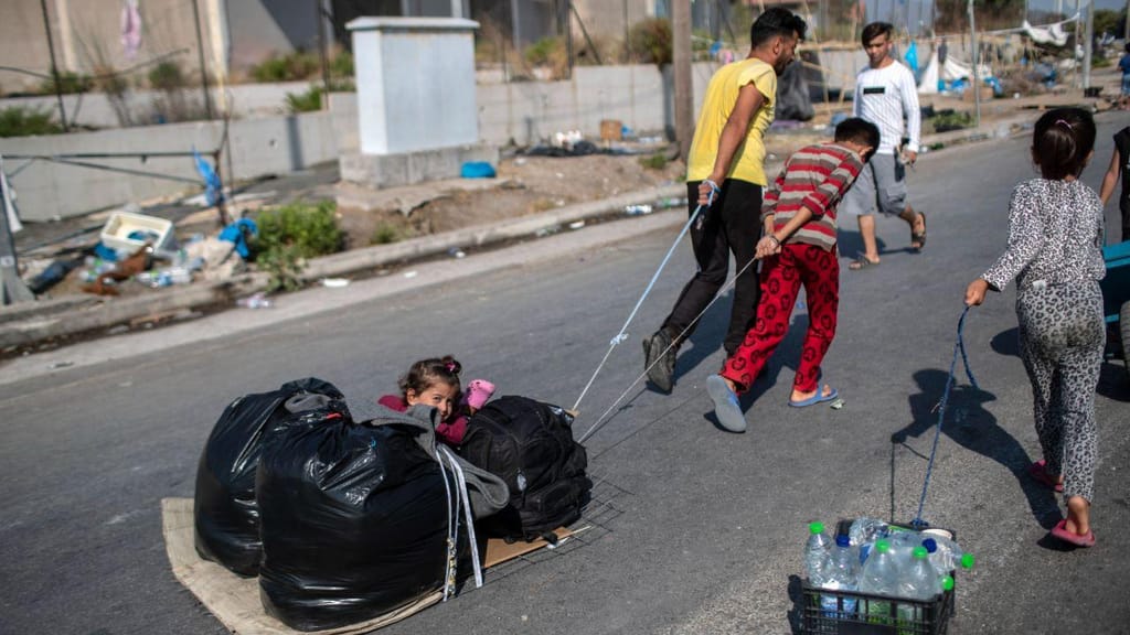 Migrantes são deslocados para outro campo de refugiados na ilha de Lesbos, Grécia