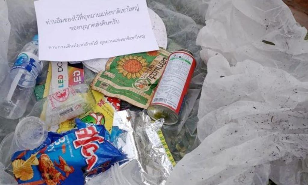 Lixo deixado por turistas em parque natural da Tailândia