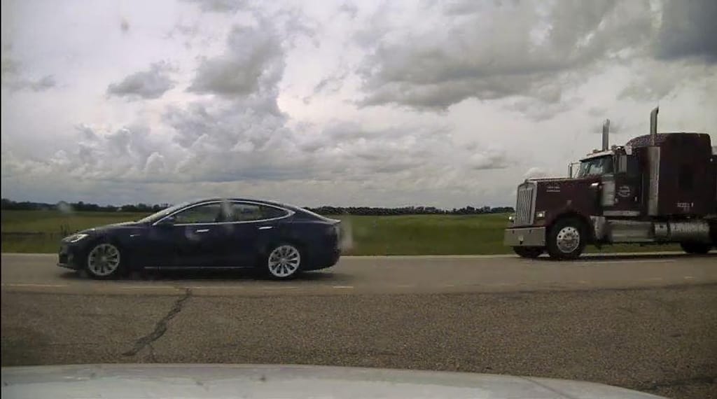 Tesla Model S com os bancos reclinados (imagem Royal Canadian Mounted Police)