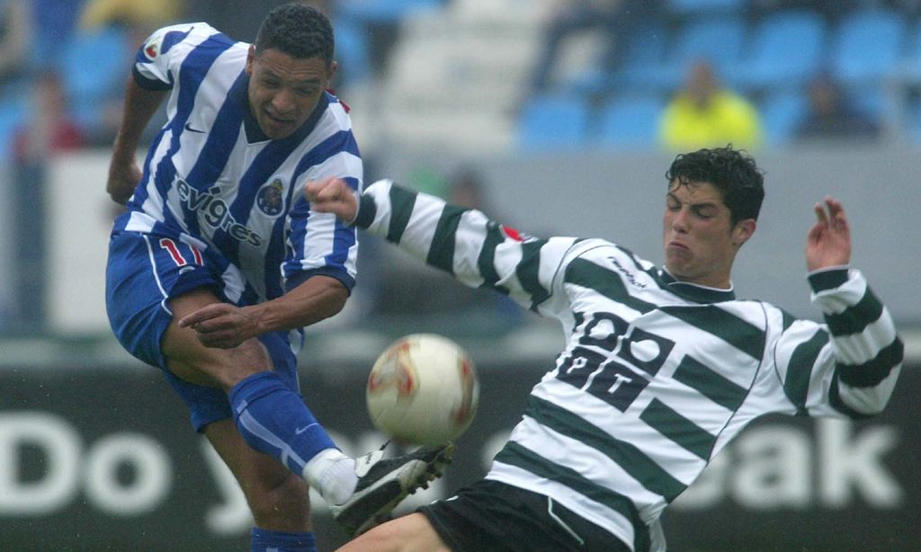 Cristiano Ronaldo no Sporting, num lance com Derlei, do FC Porto (AP)