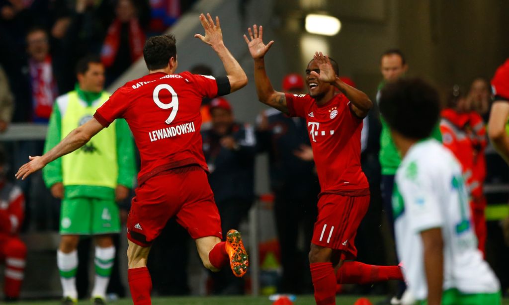 Robert Lewandowski fez cinco golos em nove minutos pelo Bayern ante o Wolfsburgo, a 22 de setembro de 2015 (Matthias Schrader/AP)