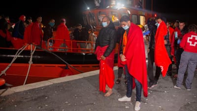 Mais de 120 migrantes resgatados do mar pelas autoridades espanholas - TVI