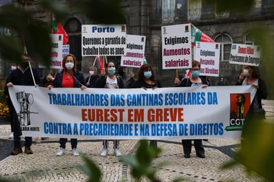 Greve de trabalhadores das cantinas no Porto com adesão de 90% - TVI