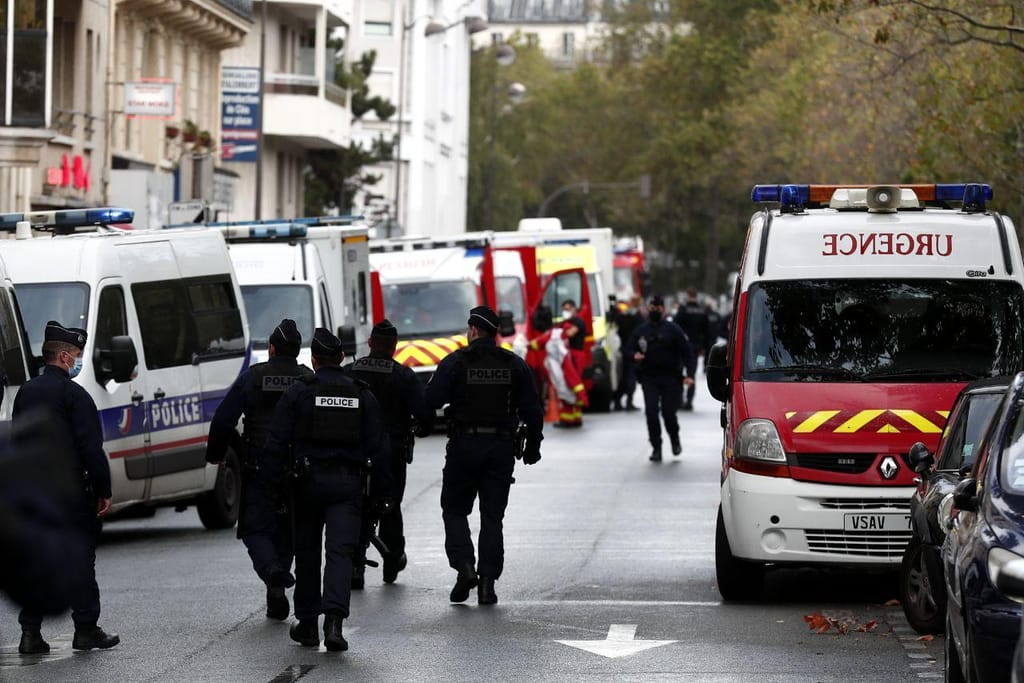 Ataque com faca em Paris