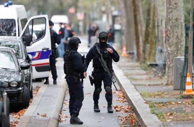 Ministro francês do Interior qualifica ataque em Paris de "ato terrorista islâmico" - TVI