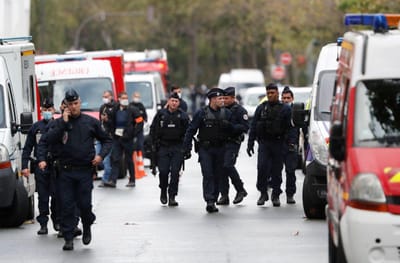 Jovem confessa autoria do ataque com faca junto à sede do Charlie Hebdo em Paris - TVI