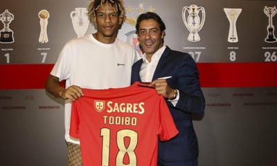 FOTO: Todibo já posa com a camisola do Benfica - TVI