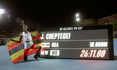 Atletismo: Joshua Cheptegei bate recorde do mundo dos 10.000 metros - TVI