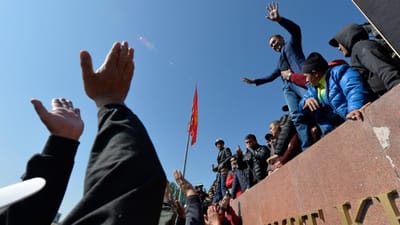 Presidente do Quirguistão diz estar pronto a demitir-se para acabar com a crise política no país - TVI