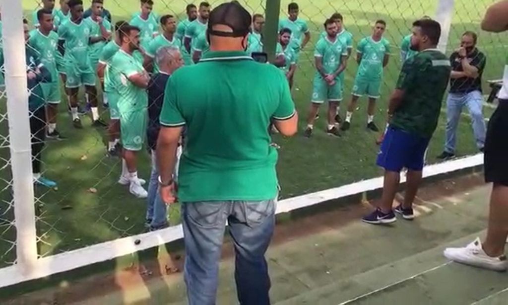 Adeptos do Goiás protestam com equipa no centro de treinos (Charlie Pereira, Radio Sagres 730)