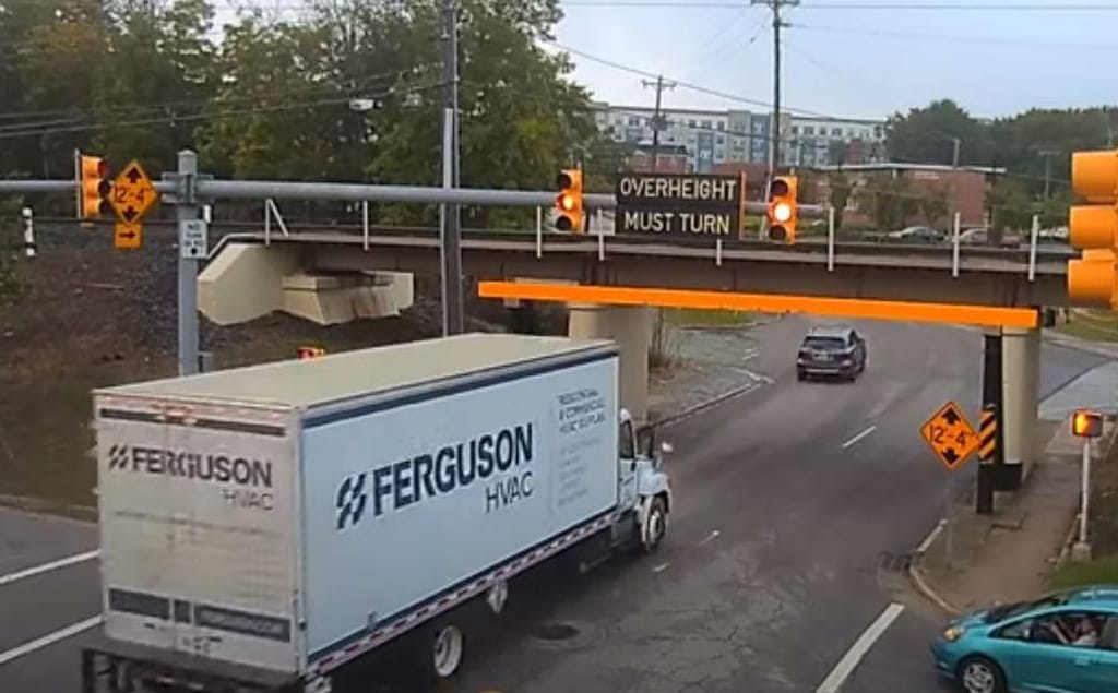 Camião bate em ponte (reprodução YouTube «Yovo68»)