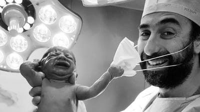 Bebé tenta tirar máscara ao médico após o parto. Fotografia está a correr o mundo - TVI
