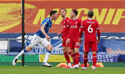 Everton e Liverpool empatam a dois em dérbi com decisão do VAR a fechar - TVI