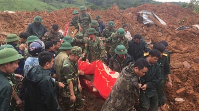 Pelo menos 90 mortos em inundações no Vietname: equipa de resgate ficou soterrada - TVI