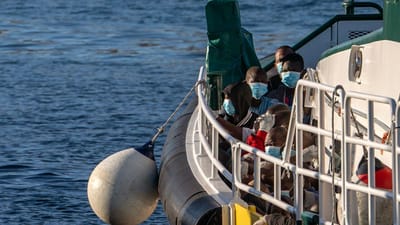 Resgatados 106 migrantes que chegaram hoje à costa de Múrcia em nove embarcações - TVI