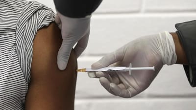 Covid-19: há uma "pequena hipótese" de a vacina da Universidade de Oxford estar pronta no Natal - TVI