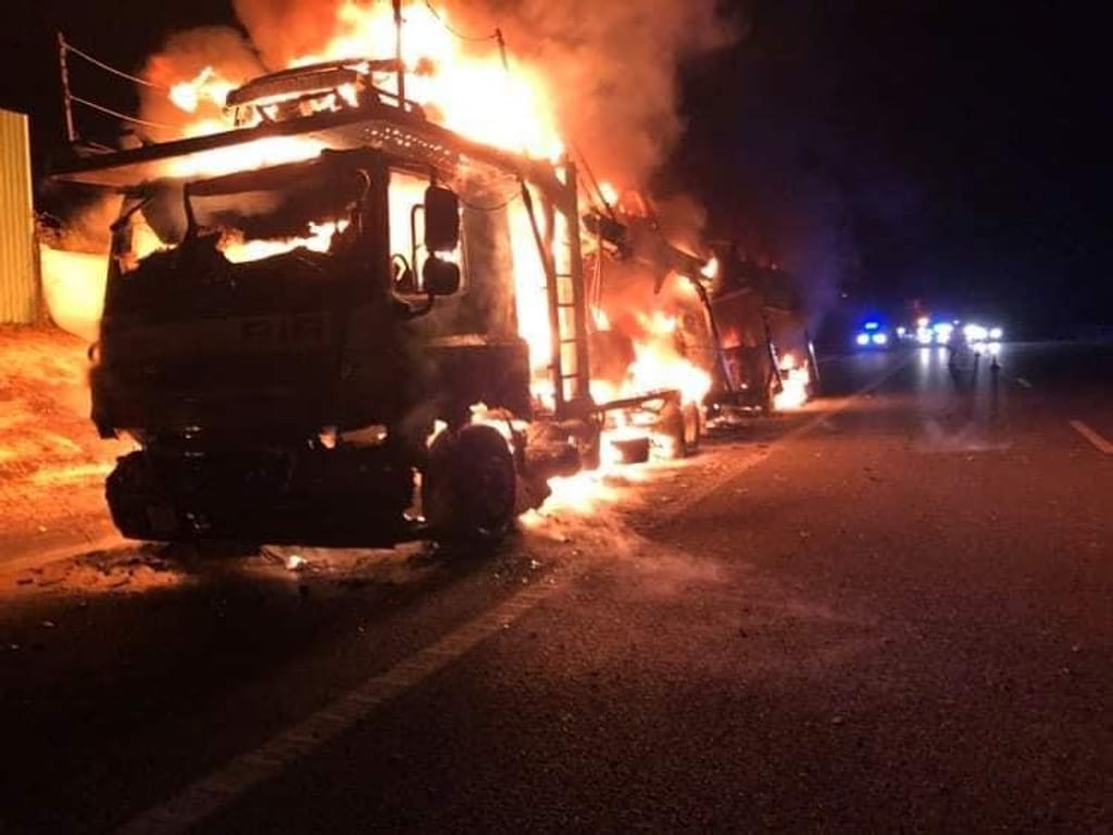 Camião porta-carros incendeia-se na A1