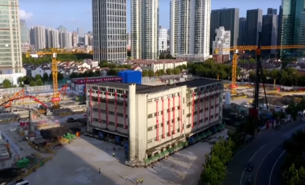 Xangai move edifício de cinco andares com recurso a pernas robóticas