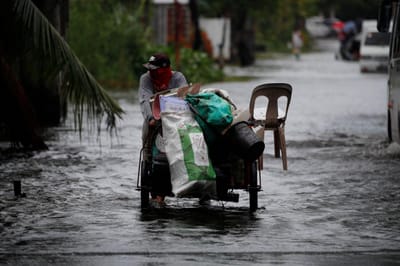 Mais de 30 mil pessoas retiradas nas Filipinas devido à passagem do tufão Molave - TVI
