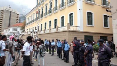 Luanda: ânimos exaltados em frente ao tribunal onde estão detidos manifestantes - TVI