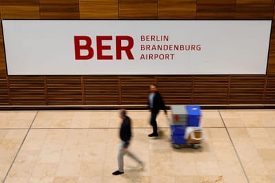 Depois de quase dez anos de atrasos, aeroporto de Berlim abre portas - TVI