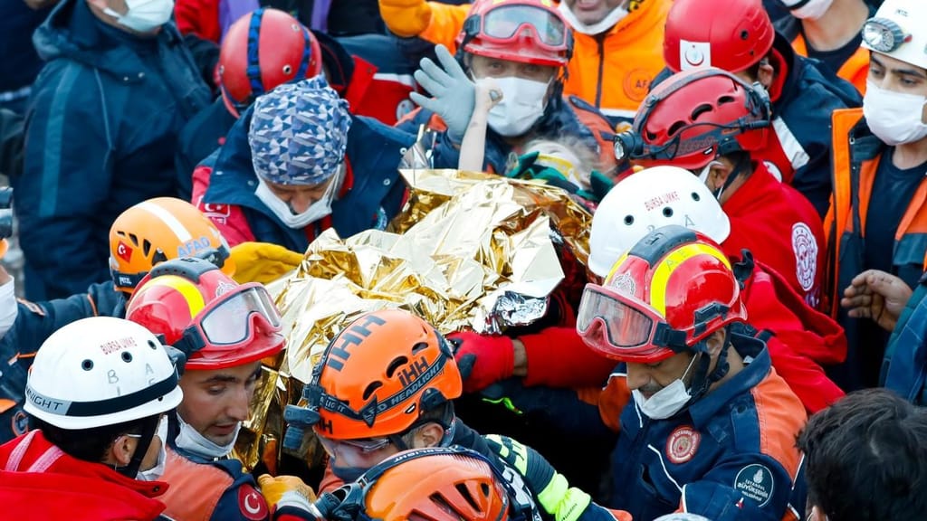 Criança resgatada três dias após sismo na Turquia
