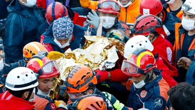 Menina de três anos resgatada dos escombros 65 horas depois do sismo - TVI