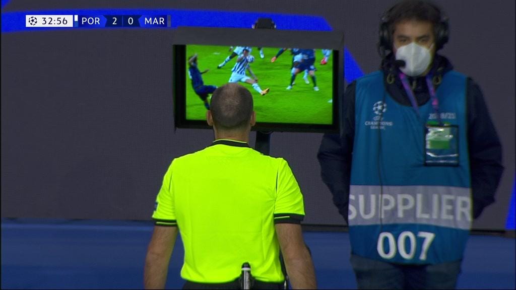 O momento em que o árbitro percebe que errou em penálti contra o FC Porto