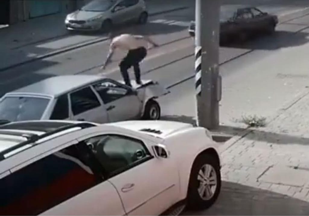 Homem bate no carro para desamolgar a chapa (reprodução YouTube)