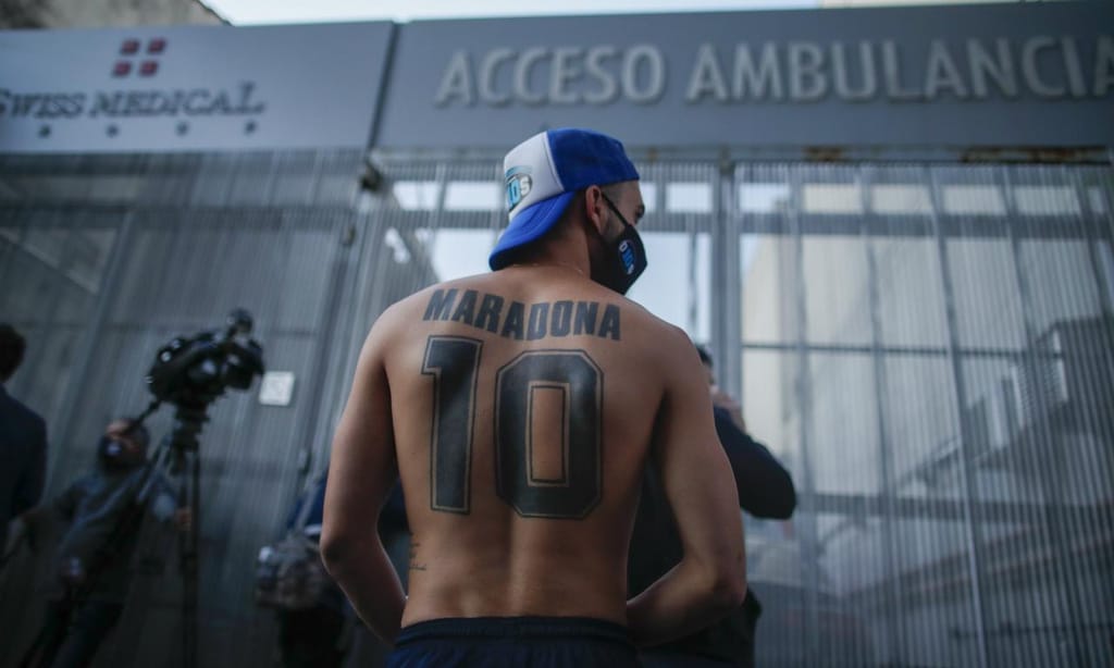 Fãs junto ao hospital onde Maradona foi operado (AP Photo/Maria Paula Avila)