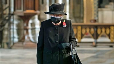 Rainha Isabel II aparece pela primeira vez de máscara - TVI