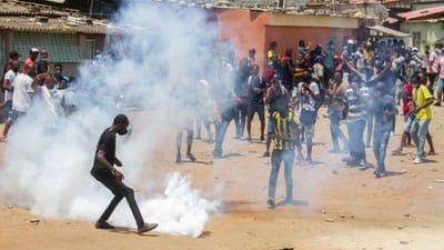 Governo angolano admite excessos da polícia nos protestos e pede equilíbrio - TVI