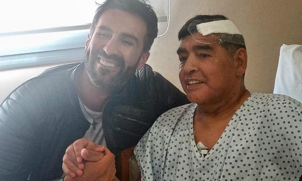 Maradona com o médico que o operou, Leopoldo Luque (Foto Sebastian Sanchi)