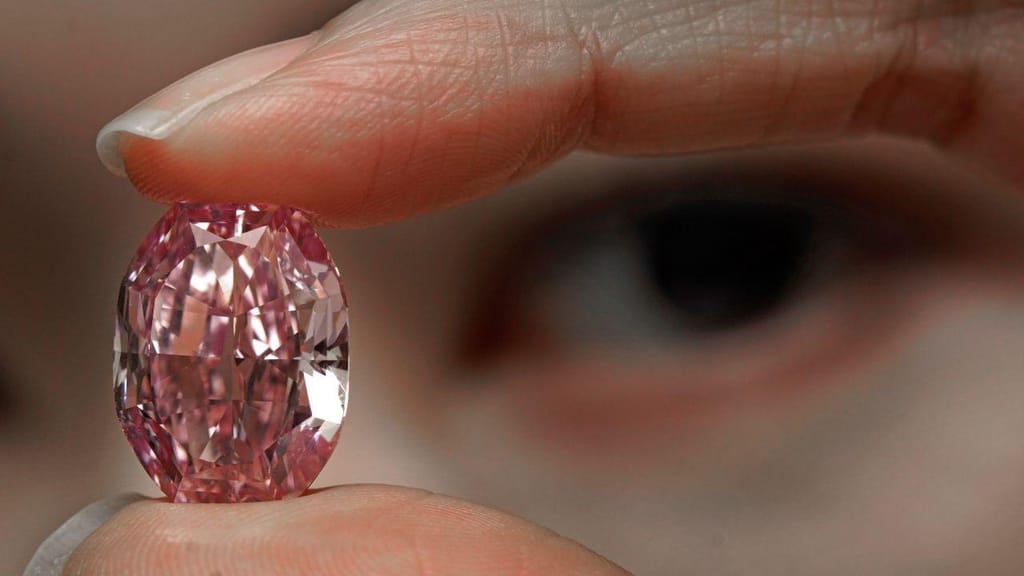 Diamante rosa extremamente raro vendido por 22,5 milhões de euros em Genebra