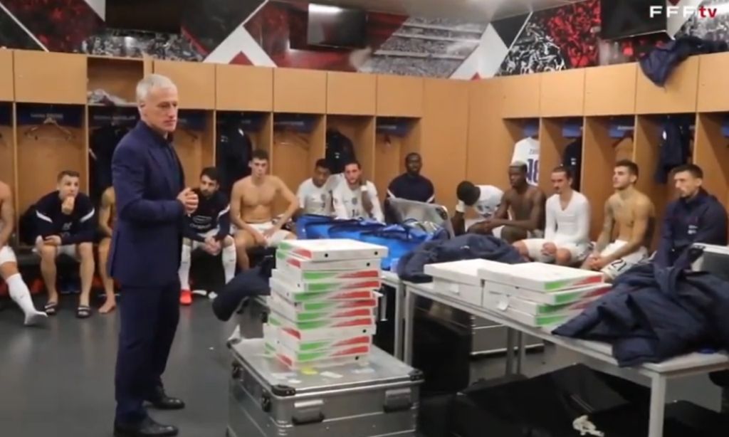 Balneário repleto de pizza após a vitória de França no Estádio da Luz (FFF)