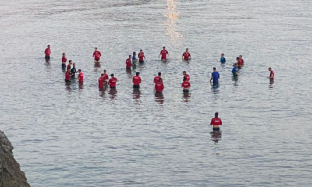 Seleção de Gibraltar dentro de água, na costa mediterrânea (Federação de Gibraltar)