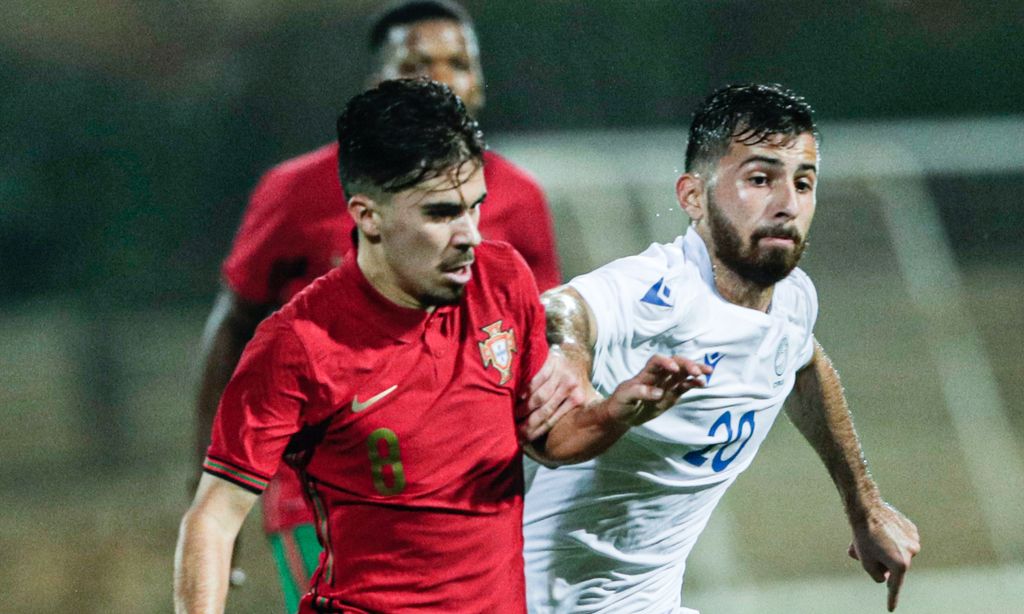 Sub-21, qualificação: Portugal-Chipre. Vítor Ferreira em disputa com Rafail Mamas (Luís Forra/LUSA)