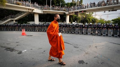 Polícia dispersa com violência manifestação que exige emendas à constituição na Tailândia - TVI