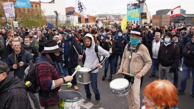Covid-19: manifestação anti-restrições junta milhares em Berlim - TVI