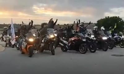 VÍDEO: Miguel Oliveira escoltado por dezenas de motards à chegada a Portimão - TVI