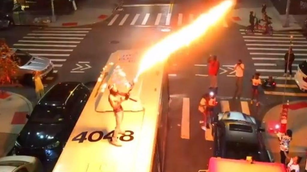 Dupree G.O.D distpara lança-chamas em cima de autocarro