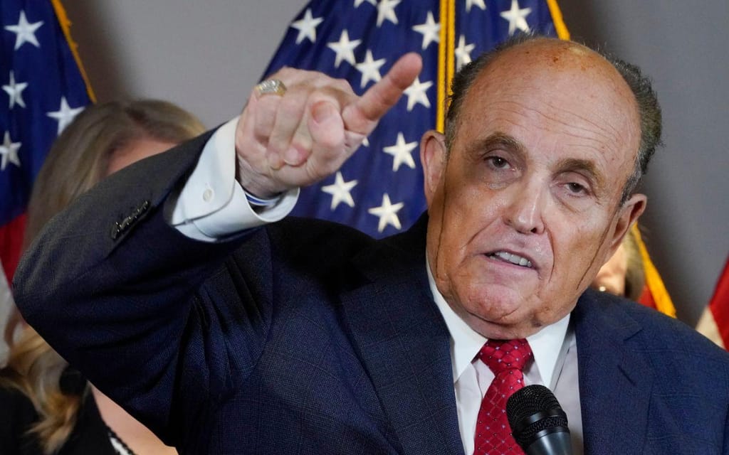 Rudy Giuliani suou tinta durante conferência de imprensa